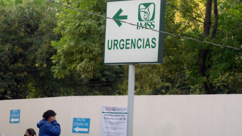 Familiares de pacientes hospitalizados en el Hospital General de Zona 1 del Instituto Mexicano del Seguro Social (IMSS) esperan informes en la Ciudad de México (México) el 14 de diciembre de 2020. (Alfredo Estrella/AFP vía Getty Images)