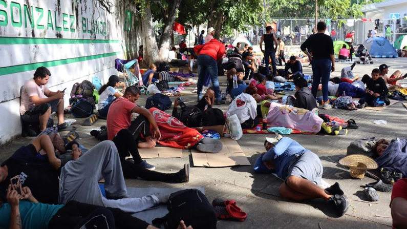 Fotografía de archivo que muestra a migrantes descansando en el municipio de Escuintla en el estado de Chiapas (México). EFE/ Juan Manuel Blanco