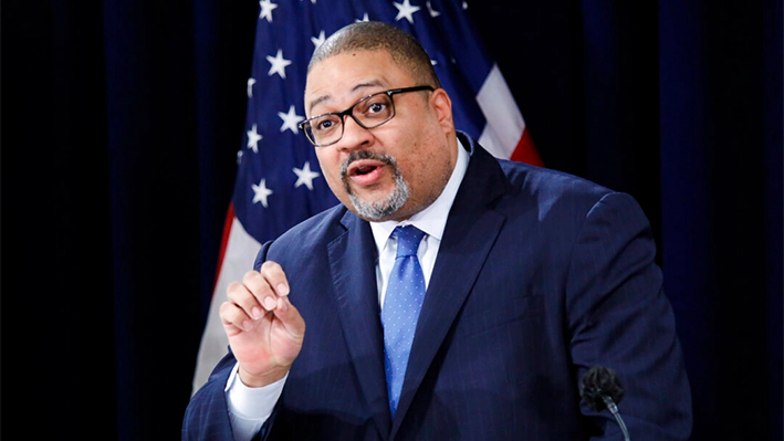 El fiscal del distrito de Manhattan, Alvin Bragg, habla durante una rueda de prensa en Nueva York el 4 de abril de 2023. (Kena Betancur/Getty Images)