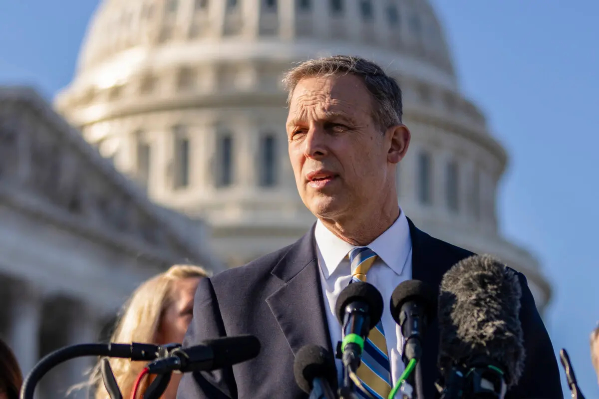 El representante Scott Perry ( R-Pa.) habla durante una conferencia de prensa con miembros del Caucus de la Liberta de la Cámara fuera del Capitolio de EE. UU. en Washington el 28 de febrero de 2022. (Drew Angerer/Getty Images)