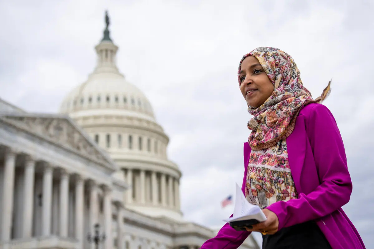 La representante Ilhan Omar (D-Minn.) fuera del Capitolio de Estados Unidos el 26 de enero de 2023. (Drew Angerer/Getty Images)