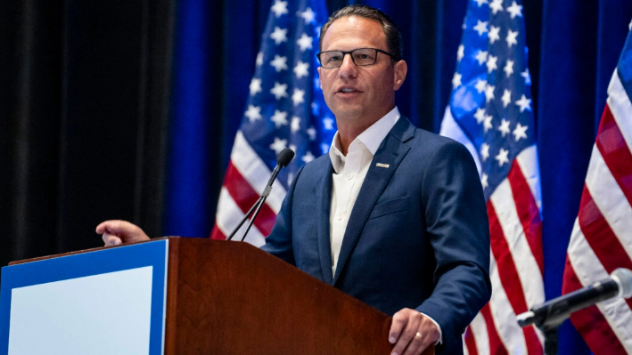 El gobernador de Pensilvania, Josh Shapiro, habla ante el Caucus Laboral en el Hyatt Regency McCormick Place el primer día de la Convención Nacional Demócrata en Chicago el 19 de agosto de 2024. (Madalina Vasiliu/The Epoch Times)