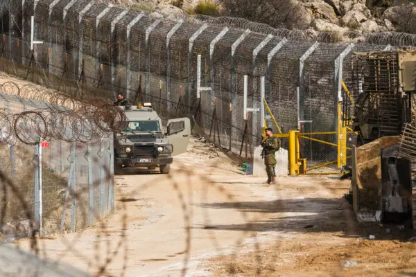 Un soldado israelí monta guardia en una valla de seguridad cerca de la llamada Línea Alfa, que separa los Altos del Golán anexionados por Israel de Siria, el 10 de diciembre de 2024. (Matias Delacroix/AP)