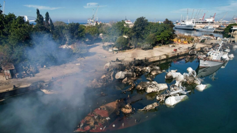 Vista aérea de los barcos de la armada siria destruidos en un ataque israelí nocturno contra la ciudad portuaria de Latakia, Siria, el 10 de diciembre de 2024. (Aaref Watad/AFP vía Getty Images)