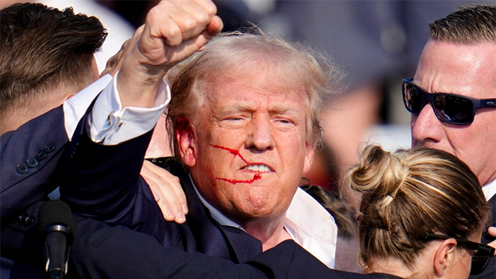 El candidato presidencial republicano, el expresidente Donald Trump, reacciona tras un intento de asesinato en un acto de campaña en Butler, Pensilvania, el 13 de julio de 2024. (AP Photo/Gene J. Puskar, Archivo)