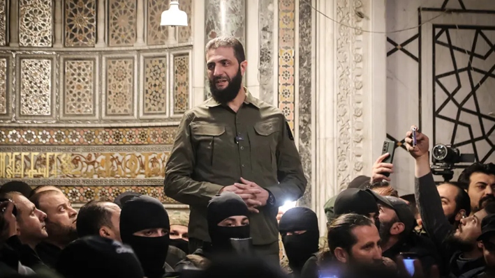 El líder de Hayat Tahrir al-Sham, Abu Mohammed al-Golani, se dirige a una multitud en la Mezquita de los Omeyas en Damasco, Siria, el 8 de diciembre de 2024. (Abdulaziz Ketaz/AFP vía Getty Images)