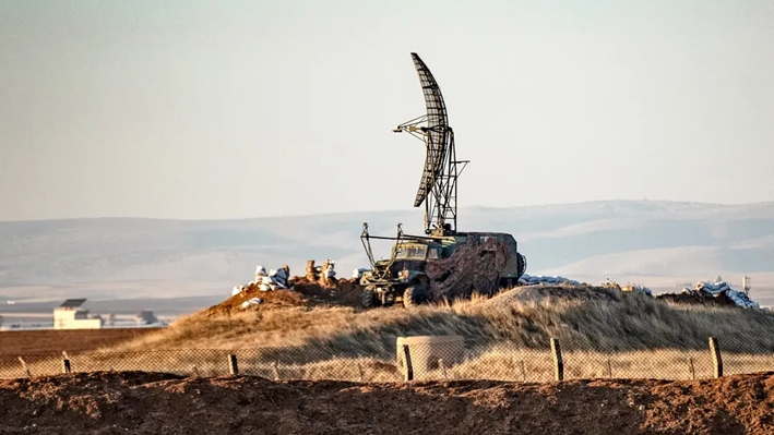 Un radar abandonado en el aeropuerto de Qamishli, anteriormente una base militar conjunta sirio-rusa, actualmente controlada por las Fuerzas Democráticas Sirias lideradas por los kurdos, en Qamishli, Siria, el 9 de diciembre de 2024. (Delil Souleiman/AFP vía Getty Images)