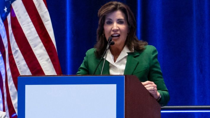 La gobernadora de Nueva York, Kathy Hochul, habla en el caucus de mujeres en el Hyatt Regency McCormick Place durante el segundo día de la Convención Nacional Demócrata en Chicago, el 20 de agosto de 2024. (Madalina Vasiliu/The Epoch Times)
