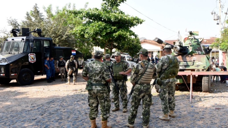 Las fuerzas de seguridad se reúnen afuera de la prisión de Tacumbu en Asunción (Paraguay) el 11 de octubre de 2023. (Norberto Duarte/AFP vía Getty Images)