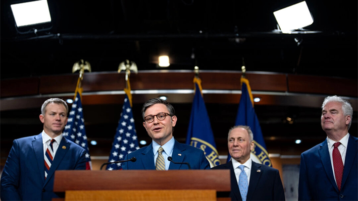 El presidente de la Cámara de Representantes Mike Johnson (R-La.) es acompañado por el representante Blake Moore (R-Utah), el representante Steve Scalise (R-La.), y el representante Tom Emmer (R-Minn.) durante una conferencia de prensa después de una reunión del Caucus de la Conferencia Republicana de la Cámara en el Capitolio el 10 de diciembre de 2024. (Kent Nishimura/Getty Images)