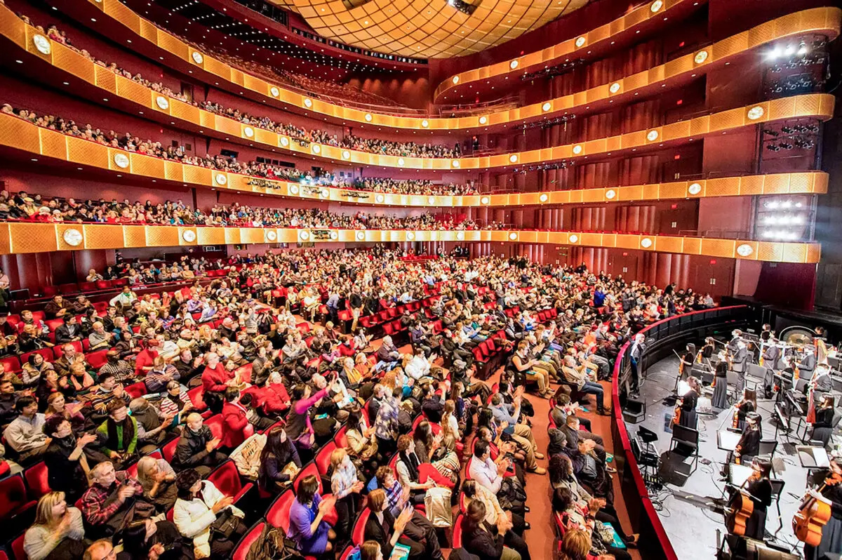 La apertura del telón de Shen Yun Performing Arts en el teatro David H. Koch del Lincoln Center de Nueva York el 11 de enero de 2015. (Larry Dai/Epoch Times)