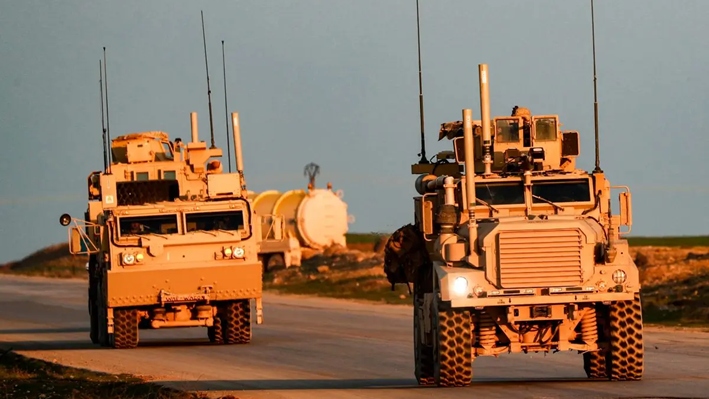 Vehículos tácticos del Cuerpo de Marines de Estados Unidos en una carretera cerca de la ciudad de Tal Baydar, en el campo de la provincia nororiental siria de Hasakeh, el 21 de diciembre de 2018. (Delil Souleiman/AFP/Getty Images)