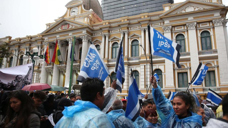 Fotografía de archivo de seguidores del presidente de Bolivia Luis Arce que celebran la promulgación de la ley para elecciones judiciales en la 'Casa Grande' en La Paz (Bolivia). EFE/ Luis Gandarillas