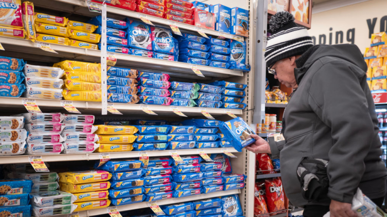 Una cliente está viendo las galletas en una tienda de comestibles el 11 de diciembre de 2024 en Chicago, Illinois. (Scott Olson/Getty Images)