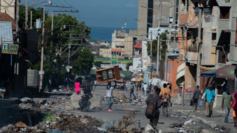 Los residentes evacuan Poste Marchands en Puerto Príncipe, Haití, el 9 de diciembre de 2024, después de que las pandillas tomaron el control de la región el 7 de diciembre. (Clarens Siffroy/AFP vía Getty Images)