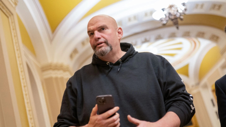 El senador John Fetterman (D-Pa.) camina hacia las Cámaras del Senado en Washington el 23 de marzo de 2024. (Nathan Howard/Getty Images)