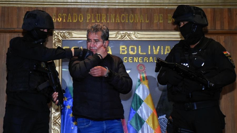 Fotografía del 22 de enero de 2022 del exdirector de la Fuerza Especial de Lucha Contra el Narcotráfico (Felcn), Maximiliano Dávila, cuando fue presentado en el Comando Nacional de la Policía boliviana tras su arresto por la investigación por el delito de legitimación de ganancias ilícitas, en La Paz (Bolivia). EFE/ STR