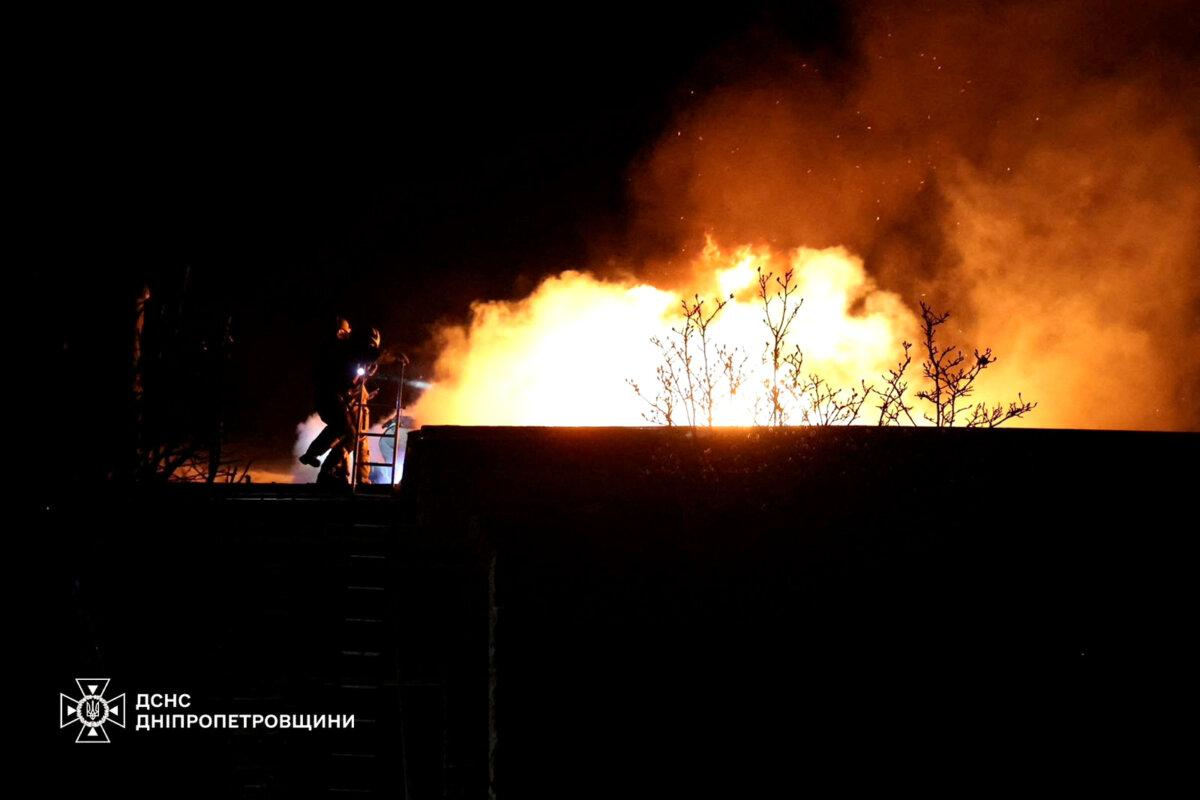 Bomberos trabajan en el lugar de un ataque con misiles rusos en Dnipro, Ucrania, el 21 de noviembre de 2024. (Servicio de prensa del Servicio Estatal de Emergencias de Ucrania en la región de Dnipropetrovsk/Reuters)