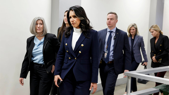 Tulsi Gabbard (C), candidata del presidente electo Donald Trump a directora de inteligencia nacional, camina con la senadora Joni Ernst (I) hacia el edificio de oficinas del Senado Russell en Washington el 9 de diciembre. (Anna Moneymaker/Getty Images)