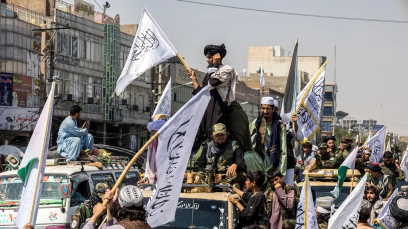 Un convoy de personal de seguridad talibán se desplaza por las calles mientras celebran el tercer aniversario de la toma de poder del Talibán en Afganistán, en Herat, el 14 de agosto de 2024. (Mustafa Noori / Middle East Images / Middle East Images a través de AFP)