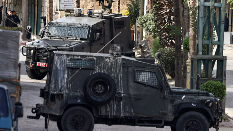 Tropas israelíes llevan a cabo una incursión militar en Qalqilya, en la ocupada Cisjordania, el 12 de diciembre de 2024. (Zain Jaafar/AFP vía Getty Images)