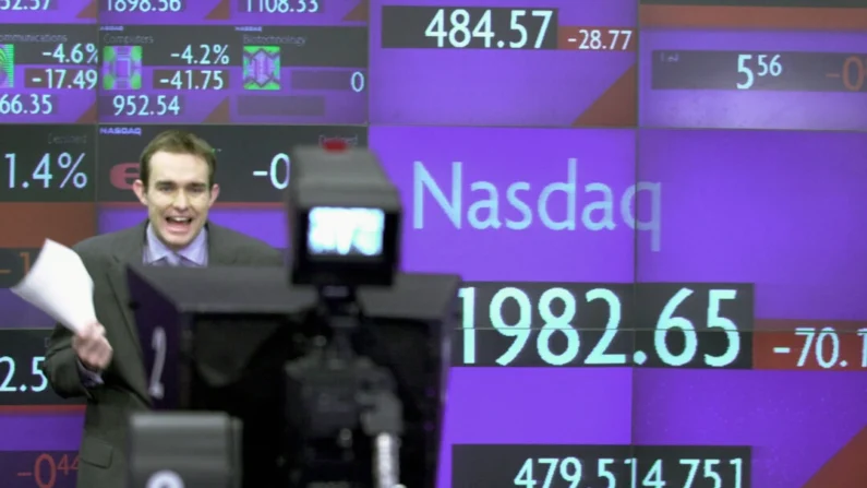 Un periodista informa desde el estudio de Nasdaq MarketSite en Times Square, Nueva York, el 12 de marzo de 2001. (Stan Honda/AFP a través de Getty Images)