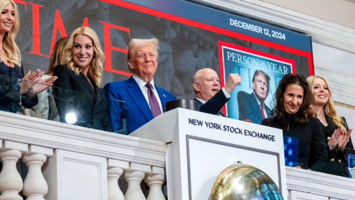 El presidente electo Donald Trump toca la campana de apertura en el parqué de la Bolsa de Nueva York el 12 de diciembre de 2024. (Spencer Platt/Getty Images)