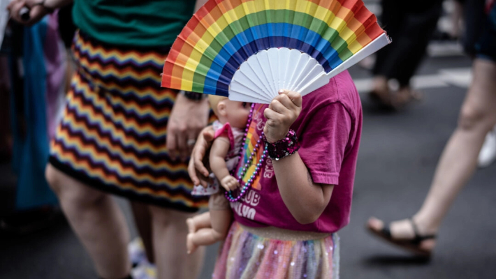 Una joven en la Marcha del Orgullo anual de Nueva York, el 25 de junio de 2023. (Samira Bouaou/The Epoch Times)