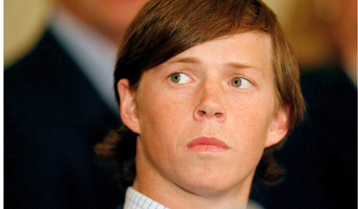 Collin Finnerty, jugador de lacrosse de la Universidad de Duke, escucha durante una rueda de prensa celebrada después que se retiraran los cargos contra Finnerty y otros dos jugadores de lacrosse de la Universidad de Duke, en una fotografía de archivo de 2007. (Grant Halverson/Getty Images)