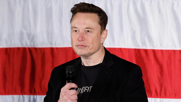 El propietario de X, Elon Musk, participa en una reunión al estilo de un foro ciudadano en el instituto Ridley de Folsom, Pensilvania, el 17 de octubre de 2024. (Anna Moneymaker/Getty Images)