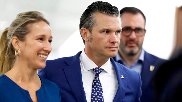 El nominado del presidente electo Donald Trump para ser Secretario de Defensa, Pete Hegseth, y su esposa, Jennifer Rauchet (I), caminan por el edificio de oficinas del Senado Hart en Washington el 11 de diciembre de 2024. (Anna Moneymaker/Getty Images)