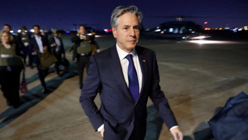 El secretario de Estado estadounidense Antony Blinken regresa en helicóptero al Aeropuerto Internacional de Bagdad desde la Zona Internacional tras reunirse con el primer ministro iraquí en Bagdad, el 5 de noviembre de 2023. (Jonathan Ernst/AFP vía Getty Images)