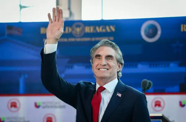 El entonces candidato presidencial Doug Burgum entra en el área de debate de la Biblioteca Presidencial Ronald Reagan en Simi Valley, California, el 27 de septiembre de 2023. (John Fredricks/The Epoch Times)