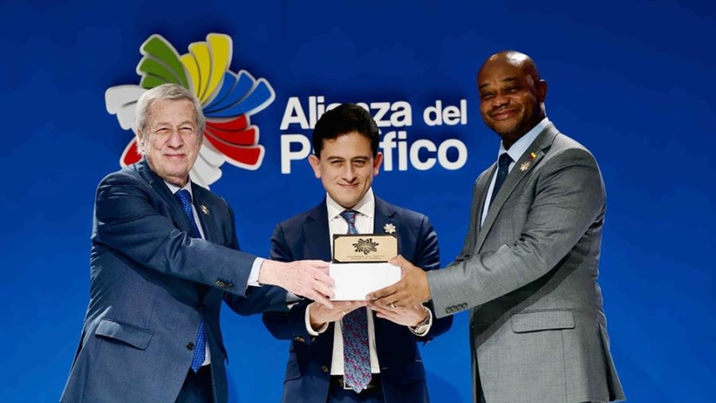 Fotografía cedida por el ministerio de Relaciones Exteriores de Chile, del canciller chileno, Alberto Van Klaveren (i), el ministro de Comercio, Industria y Turismo de Colombia, Luis Carlos Reyes (c) y el canciller de Colombia, Luis Murillo, durante la ceremonia de traspaso de la Presidencia Pro Tempore de la Alianza del Pacífico de Chile a Colombia, el 13 de diciembre de 2024 en Santiago (Chile). EFE/ Ministerio Relaciones Exteriores de Chile