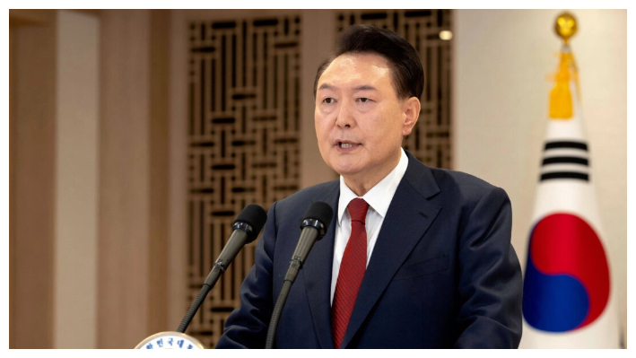 El presidente surcoreano Yoon Suk Yeol habla en la oficina presidencial en Seúl, Corea del Sur, el 12 de diciembre de 2024. (Oficina Presidencial de Corea del Sur vía AP)