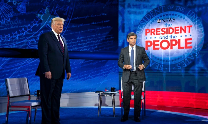 
ChatGPT dijo:
ChatGPT
El presidente Donald Trump conversa con el presentador de ABC News, George Stephanopoulos, antes de un foro público en el Centro Nacional de la Constitución, en Filadelfia, el 15 de septiembre de 2020. (Evan Vucci/AP)