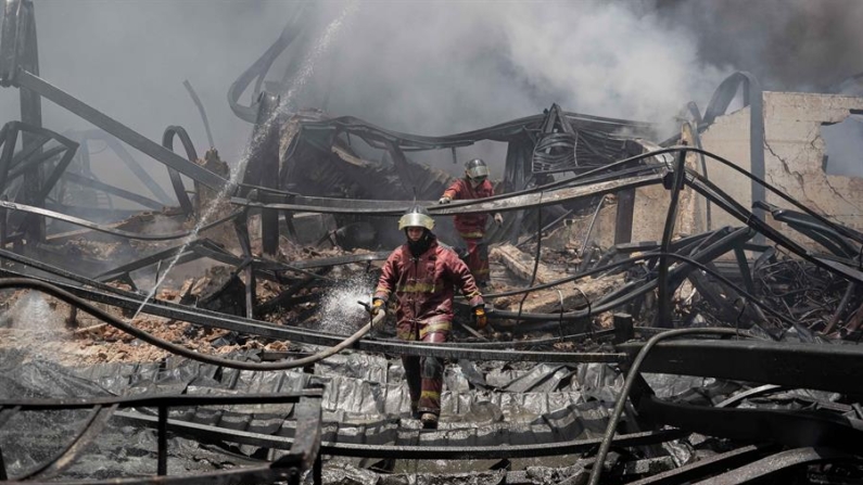 Fotografía de archivo de bomberos controlando un incendio en Caracas (Venezuela). EFE/ Ronald Peña