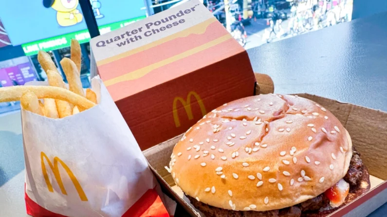 Una hamburguesa Quarter Pounder con papas fritas de McDonald's se exhibe en un local en Times Square de Nueva York, el 23 de octubre de 2024. (Richard Drew/AP)





