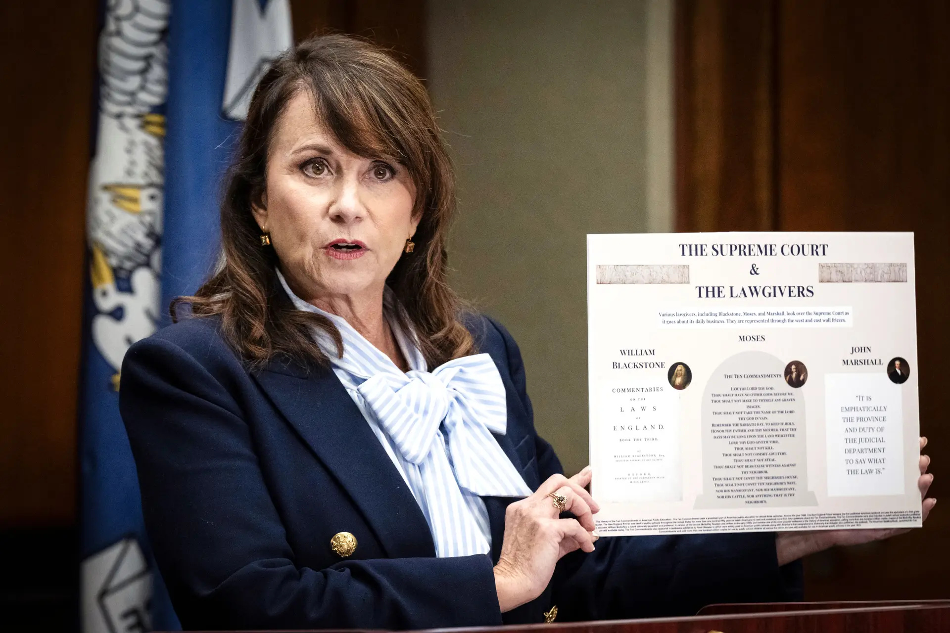 La fiscal general de Luisiana, Liz Murrill, sostiene una minipantalla que muestra los Diez Mandamientos durante una rueda de prensa en Baton Rouge, Luisiana, el 5 de agosto de 2024. (Hilary Scheinuk/The Advocate vía AP, Archivo)