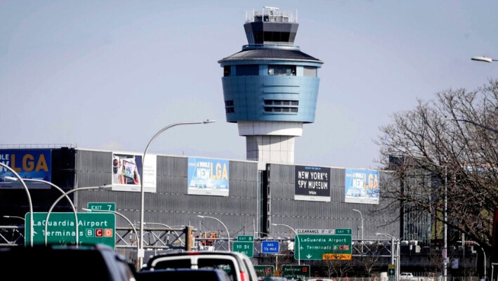 La torre de control de tráfico aéreo del aeropuerto de LaGuardia, en Nueva York, el 25 de enero de 2019. (Julio Cortez/Foto AP).