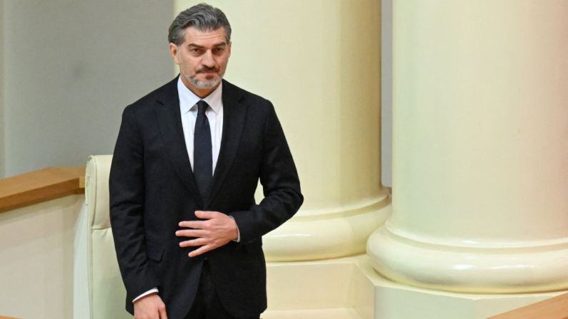 Mikheil Kavelashvili reacciona después de ser elegido como nuevo presidente de Georgia en el parlamento en Tbilisi el 14 de diciembre de 2024. (Vano Shlamov/AFP vía Getty Images)