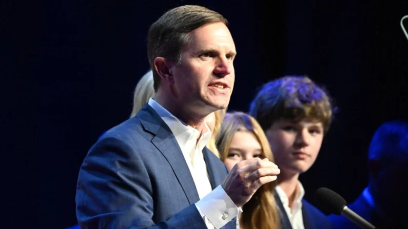 El gobernador demócrata incumbente de Kentucky, Andy Beshear, pronuncia su discurso de victoria ante una multitud en un evento de la noche electoral en Old Forrester's Paristown Hall en Louisville, Kentucky, el 7 de noviembre de 2023. (Stephen Cohen/Getty Images)
