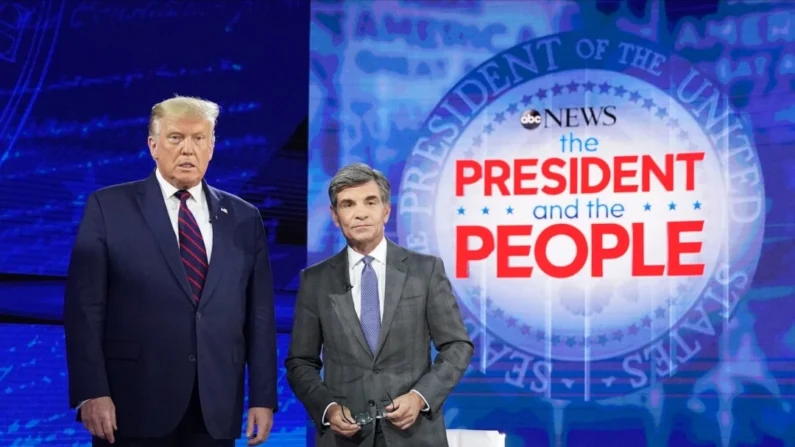 ChatGPT dijo:
ChatGPT
El presidente Donald Trump posa con el presentador de ABC News, George Stephanopoulos, antes de un evento de town hall en el National Constitution Center en Filadelfia, Pensilvania, el 15 de septiembre de 2020. (Mandel Ngan/AFP a través de Getty Images)