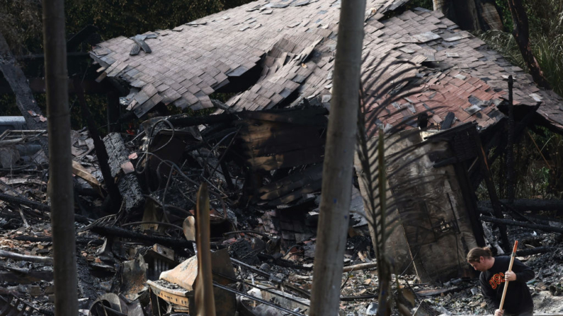 Una persona revisa los restos de una casa destruida en el incendio Franklin el 11 de diciembre de 2024 en Malibú, California. (Mario Tama/Getty Images)