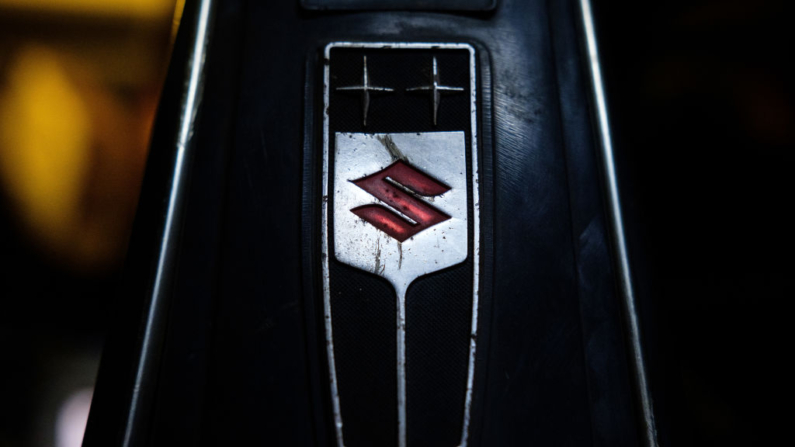 El logotipo de Suzuki se ve en el tanque de gasolina de una vieja motocicleta, en una imagen de archivo. (Leon Neal/Getty Images)