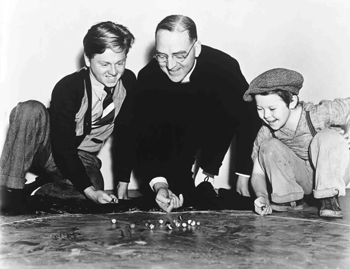 Entre bastidores de «Boys Town» (de izq. a der.) Mickey Rooney, Edward J. Flanagan y Bobs Watson. (MovieStillsDB)