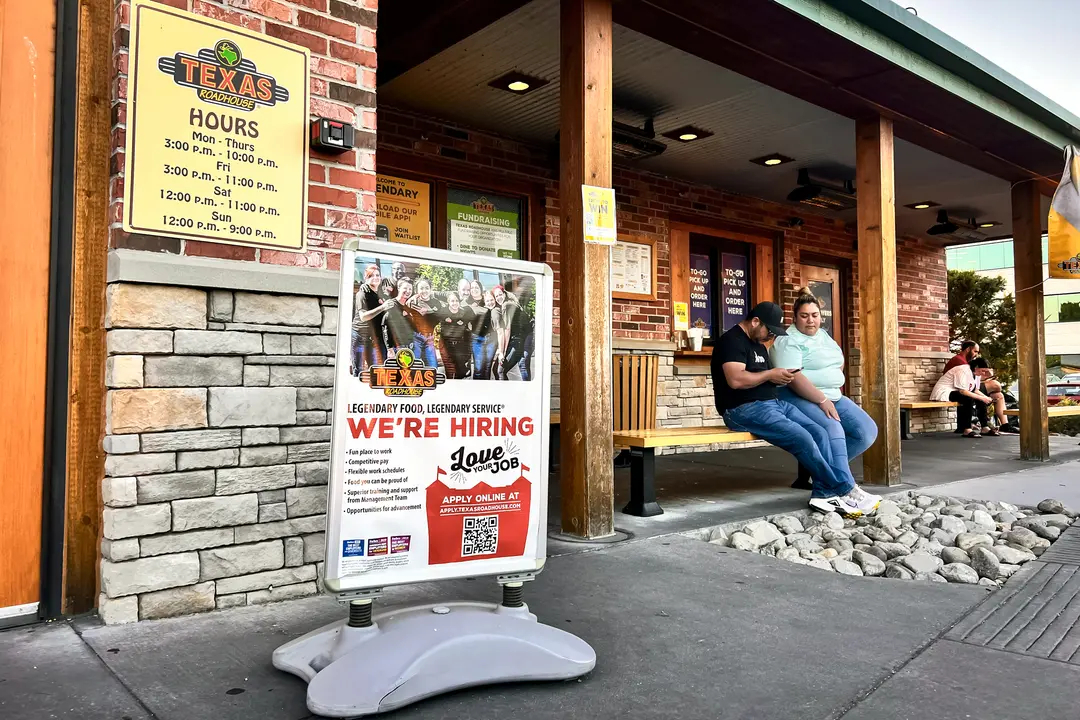 Cartel de contratación en un restaurante de Columbia, Maryland, el 15 de junio de 2024. (Madalina Vasiliu/The Epoch Times)