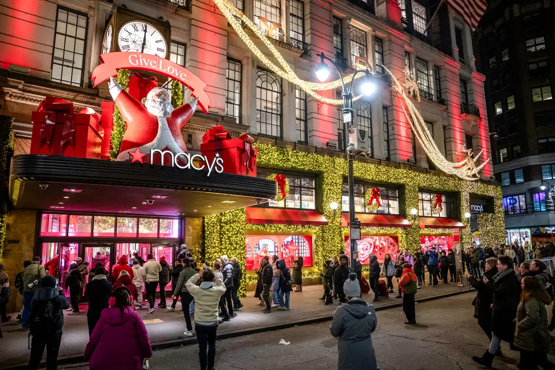 Personas hacen fila fuera de la tienda insignia de Macy's antes de que la tienda abra el Viernes Negro, en la ciudad de Nueva York el 29 de noviembre de 2024. (Adam Gray/AFP vía Getty Images)