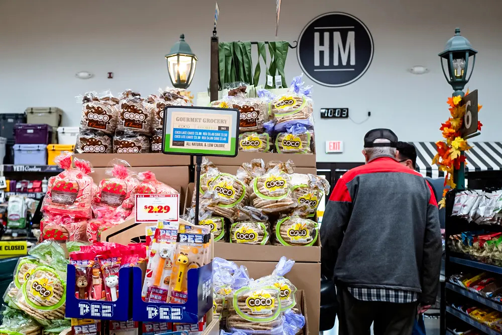 Un grupo de personas compra en un supermercado de Canton, Michigan, el 11 de octubre de 2024. (Madalina Vasiliu/The Epoch Times)