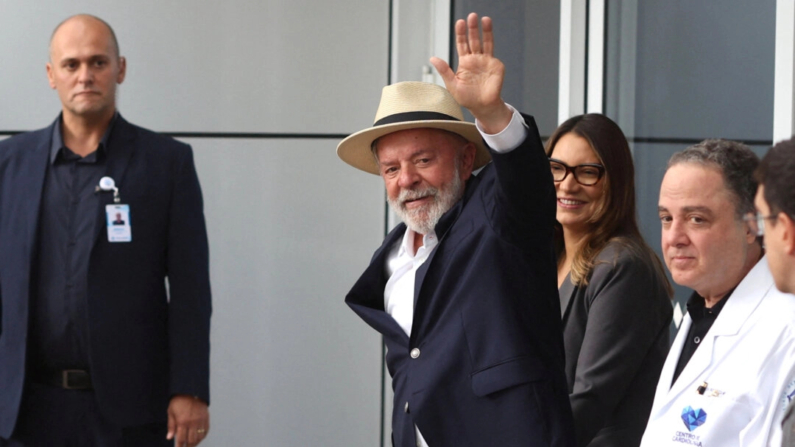 El presidente brasileño Luiz Inacio Lula da Silva saluda mientras abandona el Hospital Sirio-Libanes tras una intervención quirúrgica, en Sao Paulo, Brasil, el 15 de diciembre de 2024. (Felipe Iruata/Reuters)